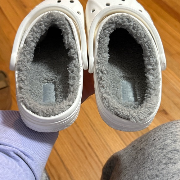 CROCS NWOT White with Gray Fleece Lining - Picture 4 of 5
